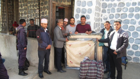 बझाङ कारागारका कैदी बन्दीलाई खेलकुदका सामाग्री र न्यानो कपडा हस्तान्तरण