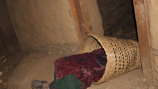 छाउगोठ भत्काएपछि महिलाहरु झन असुरक्षित, ओडार र त्रिपालमुनी बस्न बाध्य