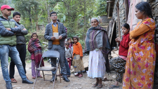 फोटो: बालिकालालाई सहयोग हस्तान्तरण गरिदै