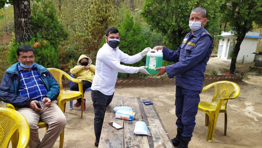 नेशनल माइक्रोफाइनाइन्सद्वारा भात्काँडा प्रहरीलाई पञ्जा, मास्क र सेटिनाईजर सहयोग