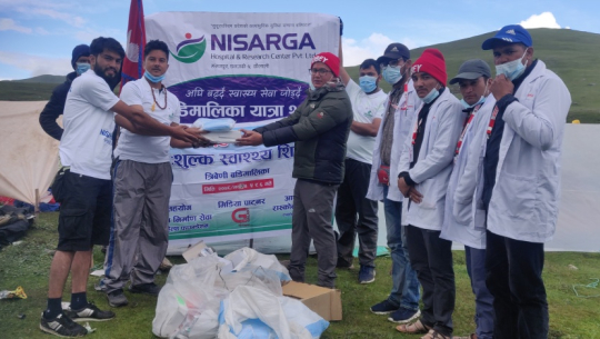 निसर्ग अस्पतालद्वारा बडीमालिकामा औषधि र स्वास्थ्य सामग्री वितरण