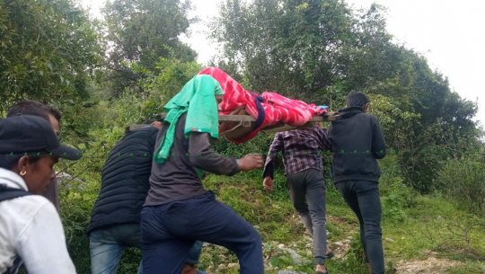 बझाङमा सुत्केरीलाई सास्तीः एम्बुलेन्स छ तर स्टेचर छैन, सडक छन् तर सञ्चालनमा छैनन्