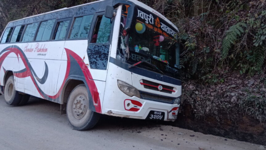 भीमदत्त राजमार्गमा बस नालीमा छिर्‍याे