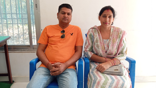 धनगढीका एक दम्पतिद्धारा कपडा बैँङ्कलाई सहयोग