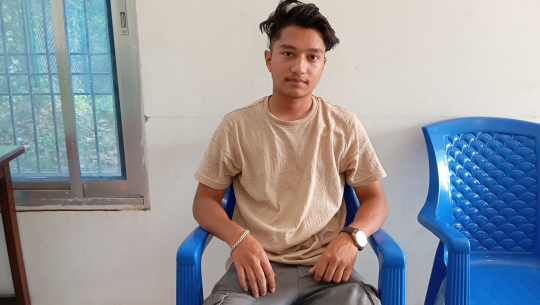 धनगढीका कुशल बमले गरे १२८ थान कपडा सहयोग