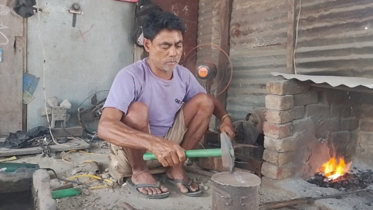 पुर्ख्यौली आरन पेशालाई निरन्तरता दिँदै कासीराम, मेहनत र सीपबाटै परिवारको गुजारा