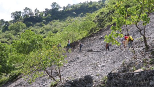 दार्चुलाको खार–खलंगा सडक सुधार नहुँदा जोखिम मोल्दै स्थानीयवासी