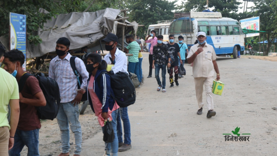 गौरीफन्टा नाका भएर भारत जाने नेपाली यातायात व्यवसायीबाट लुटिँदै