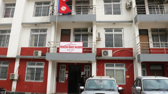 सामाजिक विकास मन्त्रालयले स्वास्थ्य कार्यालयमा जाने बजेट आफैंसँग राख्यो