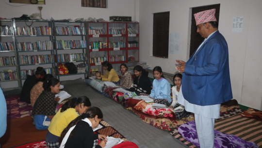 कञ्चनपुरको कृष्णपुरमा छात्रावासमै बसेर परीक्षार्थीहरु एसइईको तयारी गर्दै