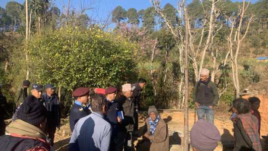 सुदूरपश्चिमका प्रहरी प्रमुख चन्द अछाममा मृत फेला परेकी किशोरीका परिवारसँग