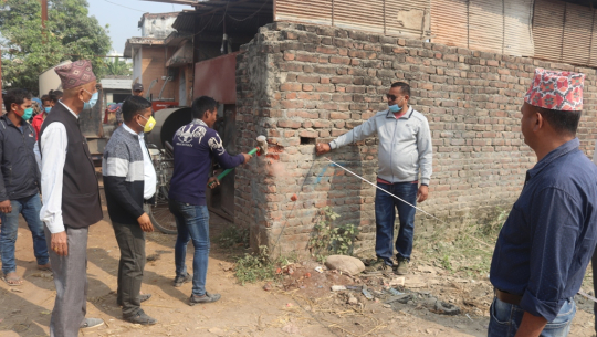 धनगढीमा सडकको क्षेत्राधिकार भित्र पर्ने संरचना घरधनी भत्काउँदै