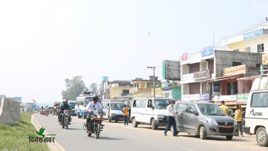 धनगढीमा ट्राफिक प्रहरी निरीह, ६ लेन सडकको पार्किङ हटाउन असफल