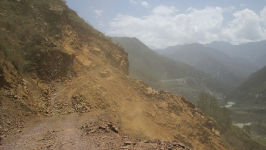 चैनपुर–ताक्लाकोट सडकमा सुख्खा पहिरो, आवातजावत ठप्प