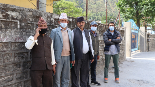 सिंहदरवारले मजदुरको समस्या बुझेन, चार दिनदेखि बझाङ र बैतडीका जनप्रतिनिधि दार्चुलामा