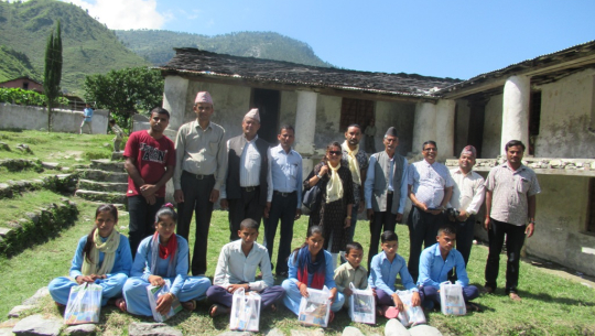 कञ्चनपुरका वडा अध्यक्ष कुँवरद्धारा बझाङमा विद्यार्थिलाई शैक्षिक सामाग्री हस्तान्तरण