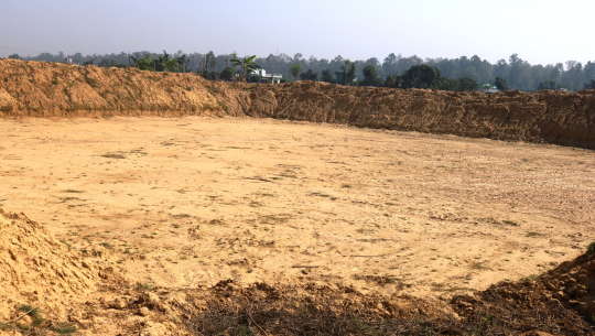 धनगढीमा विद्यायलको जमिन खनेर ठेकेदारले गरे माटो बिक्री