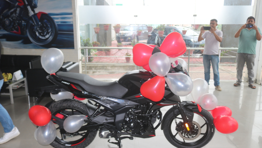 धनगढीको दिनेश अटोमोटिभ्समा बजाजको एन १५० मोडेल बाइक सार्वजनिक