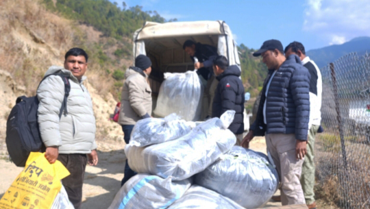 डोटीका ५४४ बालबालिकालाई ‘खान पुगोस्, दिन पुगोस्’ अभियानद्वारा न्यानो कपडा वितरण