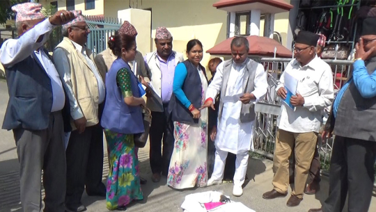 फाइल फोटो :प्रदेश सरकारको रातो किताब जलाउँदै प्रतिपक्ष दल