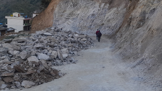 दुर्घटनाको जोखिम बढेपछि झुलाघाटमा सडक चौडा पारिँदै 