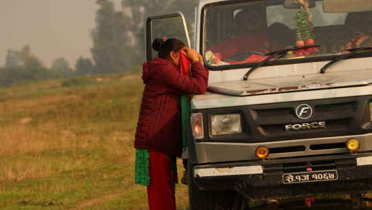  तस्बिर :लखन चौधरी/मोहना किनारमा वेपत्ता प्रहरी जवान साउदकी श्रीमती खिमा 