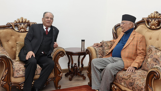 दिल्ली जानुअघि प्रचण्डले भेटे एमाले अध्यक्ष ओली