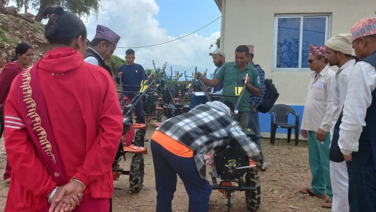 बैतडीको पाटनमा ३४ किसानलाई हाते ट्याक्टर वितरण
