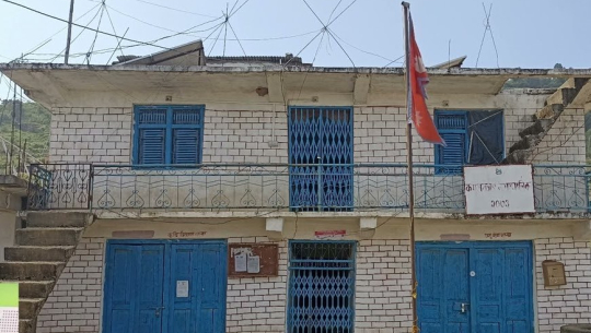 अछामको एक नगरपालिकामा १० दिनदेखि लगाइएको ताला अझै खुल्न सकेन