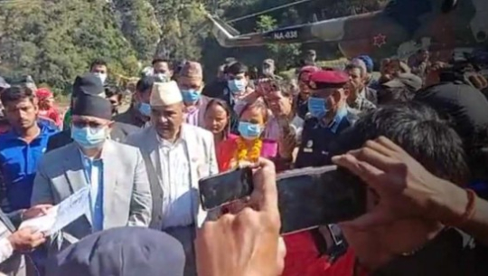 बैतडीको ढुंगाडमा कार्यवाहक प्रधानमन्त्री खाँड, स्थानीयले बुझाए ज्ञापन पत्र