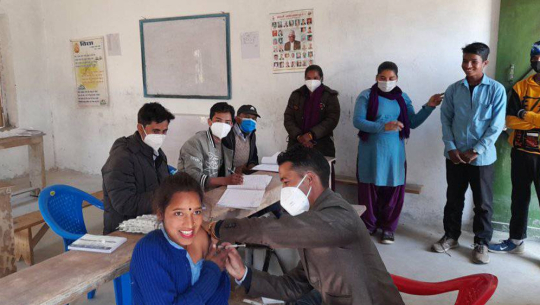 बैतडीमा १२ देखि १७ वर्ष उमेरका बालबालिकालाई मोडर्ना खोपको दोस्रो मात्रा दिइँदै