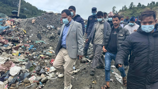 बञ्चरेडाँडामा फोहर बोकेका गाडी जान थाले