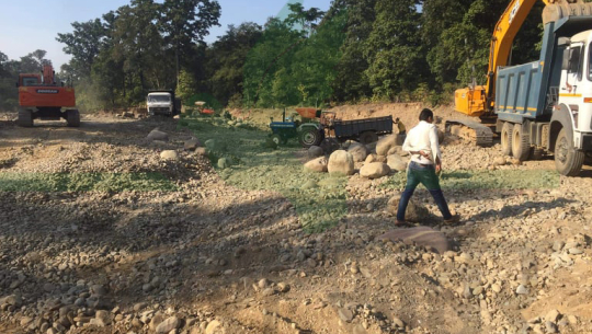 कैलालीको लम्कीमा मेयरकै संलग्नतामा कानून विपरीत नदीजन्य वस्तु उत्खनन् गरी निकासी