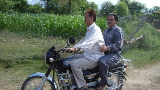 लेखराजले मोटरसाईकलमा प्रचण्ड बोकेको १४ वर्ष अघिको तस्बिर भाईरल