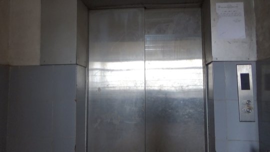 सेती अस्पतालको लिफ्ट फेरि विग्रियो, विरामीलाई पिठ्युमै बोक्नुपर्ने बाध्यता