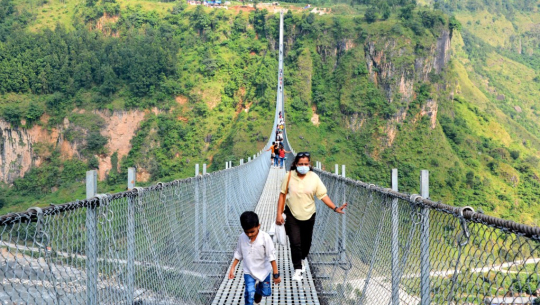 लामो पुलमा बढ्यो आन्तरिक पर्यटकको चहलपहल