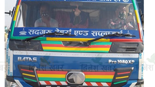 धनगढीमा नुनसँगै मदिरा ढुवानी गर्न प्रयोग भएको ट्रक चालक सहित नियन्त्रणमा