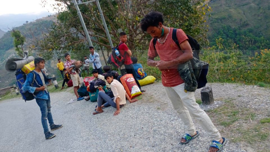 बाजुराबाट हिडेरै कैलाली फर्किदै मजदुर : ठेकेदार, जनप्रतिनिधि र प्रशासनले वास्ता गरेन