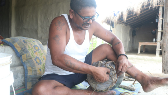 तिहारका लागि मादल बनाउन भ्याइनभ्याइ