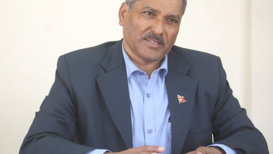 कोरोनाका कारण समस्यामा परेका व्यवसायीलाई नपेल्न गभर्नर अधिकारीको आग्रह