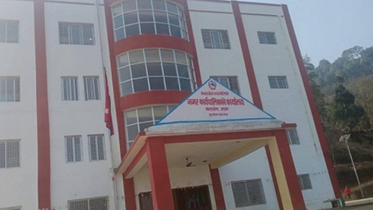 अछाममा नियम विपरित सञ्चालन भइरहेका व्यवसाय बन्द गर्न निर्देशन