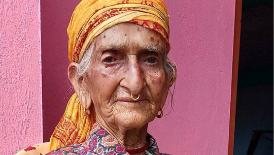 बैतडीमा ११३ वर्षीया वृद्धाले हालिन् भोट 