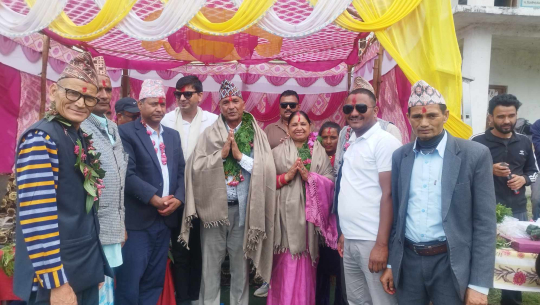 काँग्रेसका नेता जोशीद्वारा विद्यालयलाई एक लाख ११ हजार सहयोग