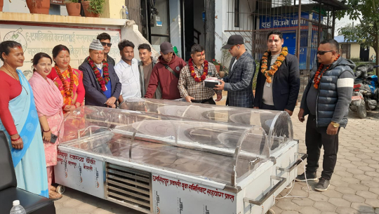 प्रवासी युवाले किनेका मर्चरी च्याम्वरहरु धनसिंहपुर स्वास्थ्य चौकीलाई हस्तान्तरण गरिदैँ । तस्बिर : एकिन्द्र तिमिल्सेना (गाेरखापत्र) 