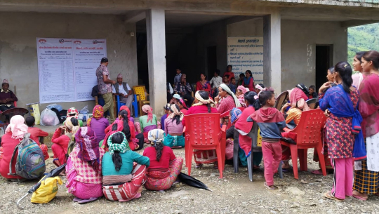 डोटीमा मुक्त हलियाका बालबालिकालाई शैक्षिक सामग्री सहयोग