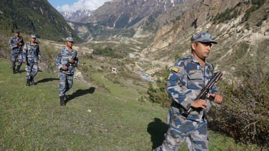 नेपाल–भारत सीमा क्षेत्र दार्चुला जिल्लाको व्याँस गाउँपालिका–१ छाङरु गागास्थित महाकाली नदी किनारमा गस्ती गर्दै सशस्त्र प्रहरीको टोली।
