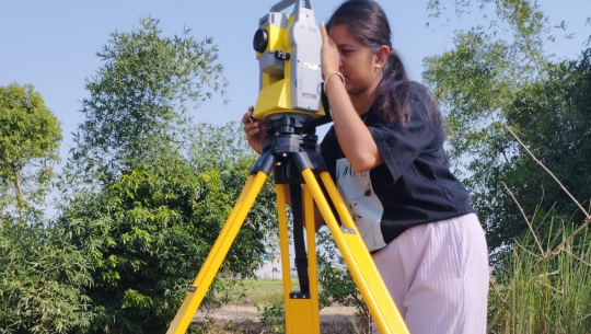धनगढी–६, मा जग्गा नापजाँच गर्दै आयोगका प्राविधिक