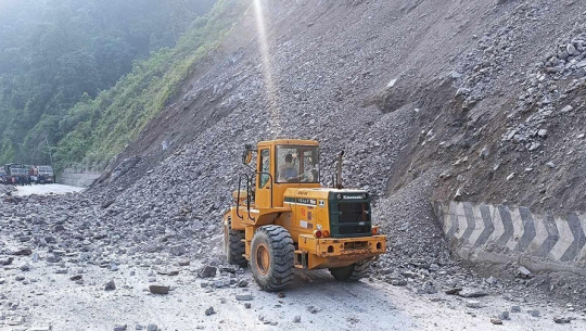  नारायणगढ–मुग्लिन सडकमा पहिरो पन्छाउने उपकरण तयारी अवस्थामा