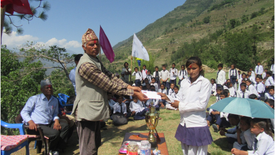 बाजुराका विपन्न विद्यार्थीलाई आर्थिक सहयोग