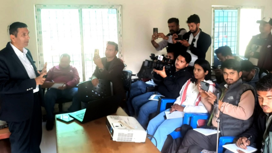 अशक्त र ज्येष्ठ नागरिकलाई लाइनबिनै मतदान सुविधा